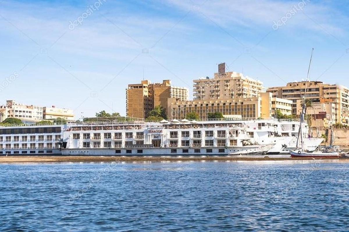 una grande nave da crociera sull'acqua con edifici sullo sfondo