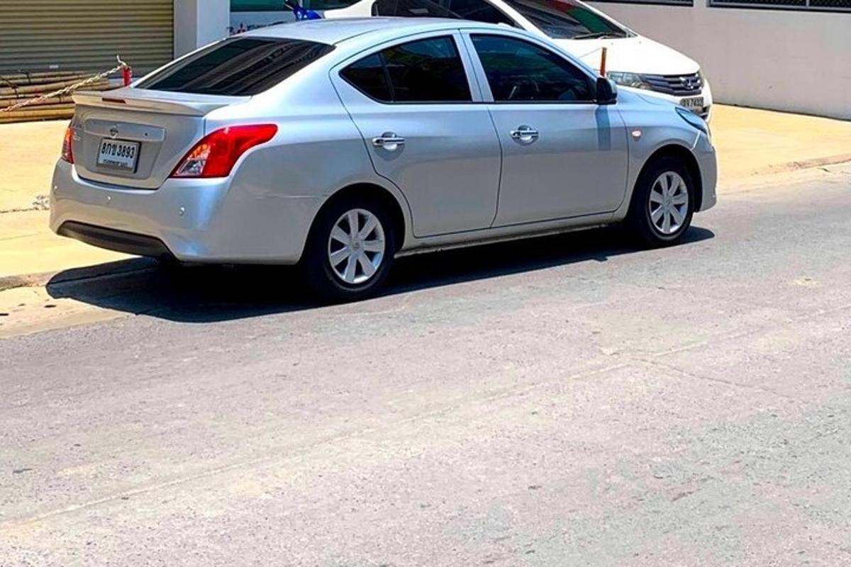 Un coche plateado aparcado al costado de una calle