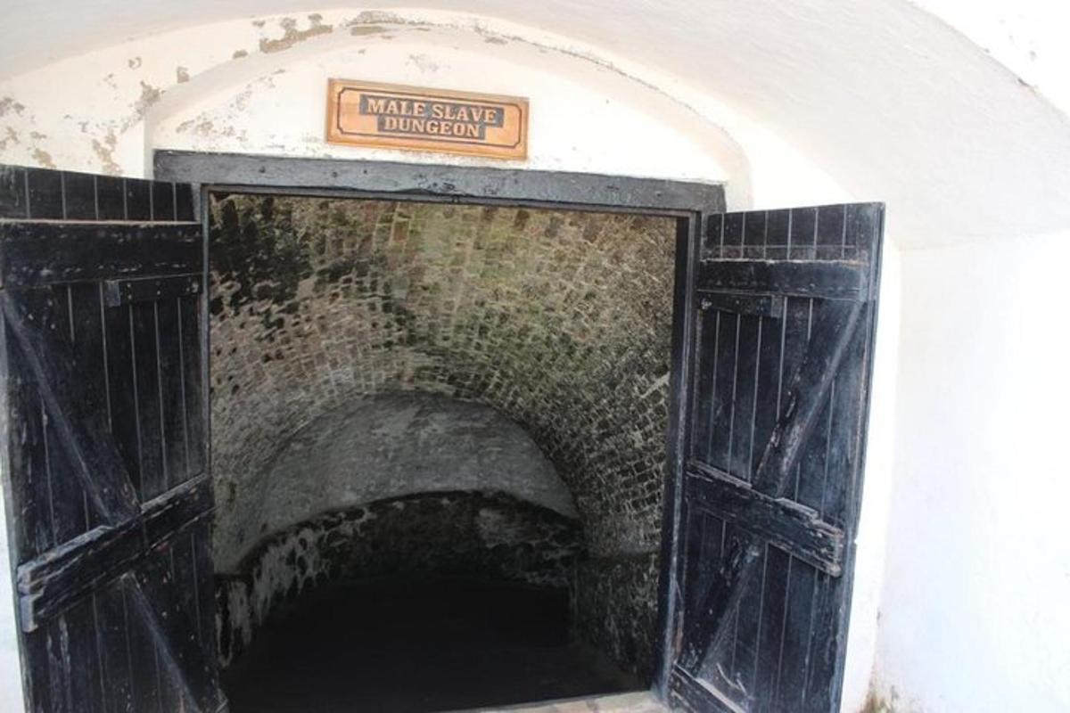 um túnel em um prédio com uma placa nele