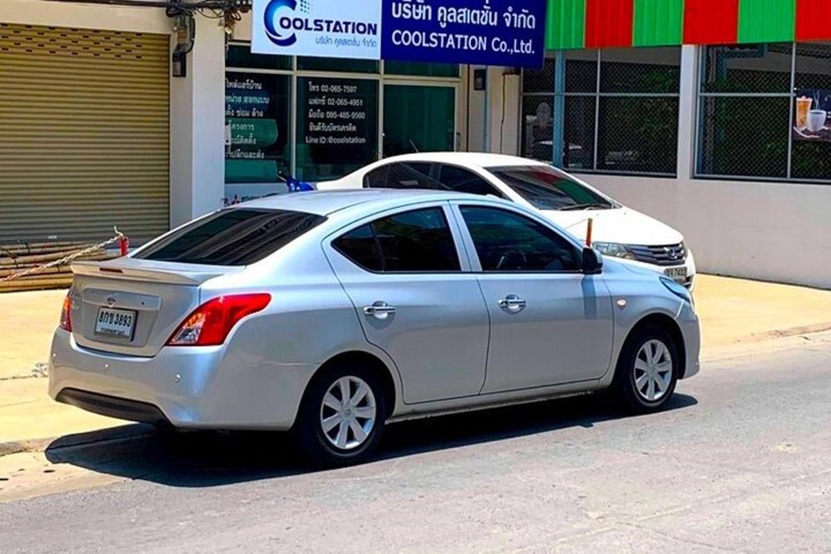 egy ezüst színű autó parkolt egy bolt előtt