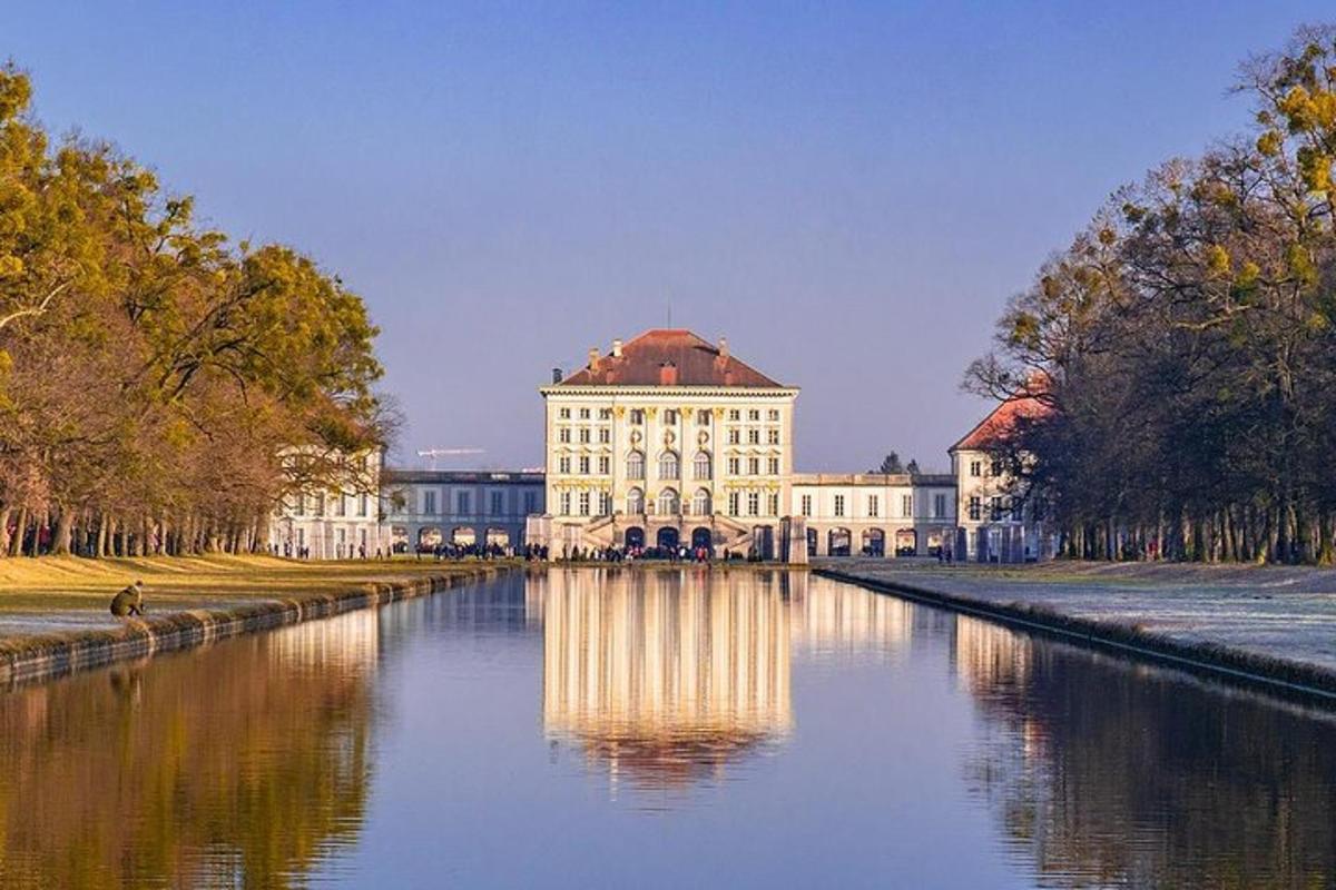 veľká budova stojaca na brehu rieky