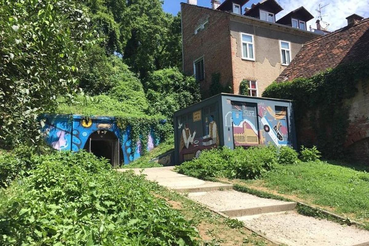 budova s graffiti vedle domu