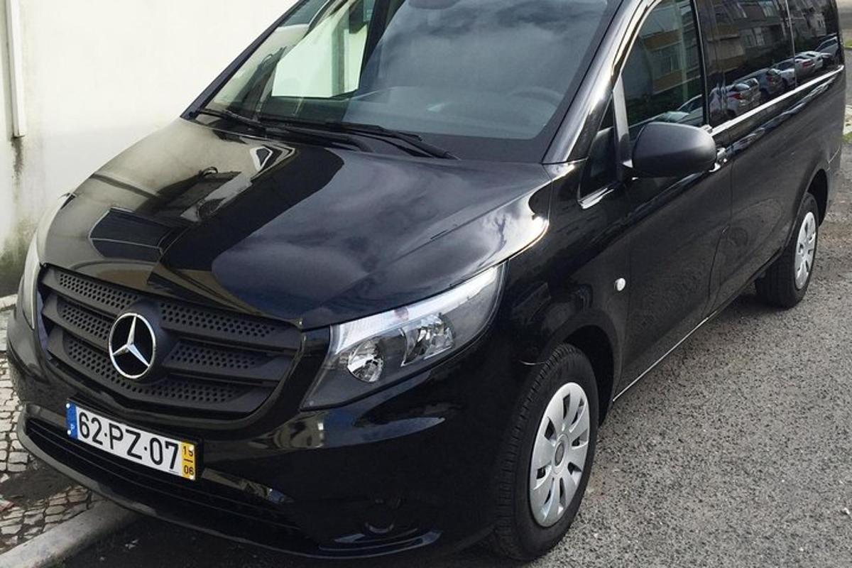 černé auto zaparkované na parkovišti