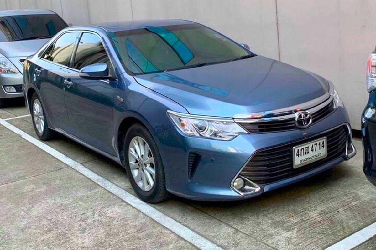 um carro azul estacionado em um estacionamento