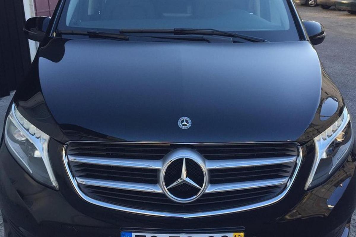 un'auto Mercedes Benz parcheggiata in un parcheggio