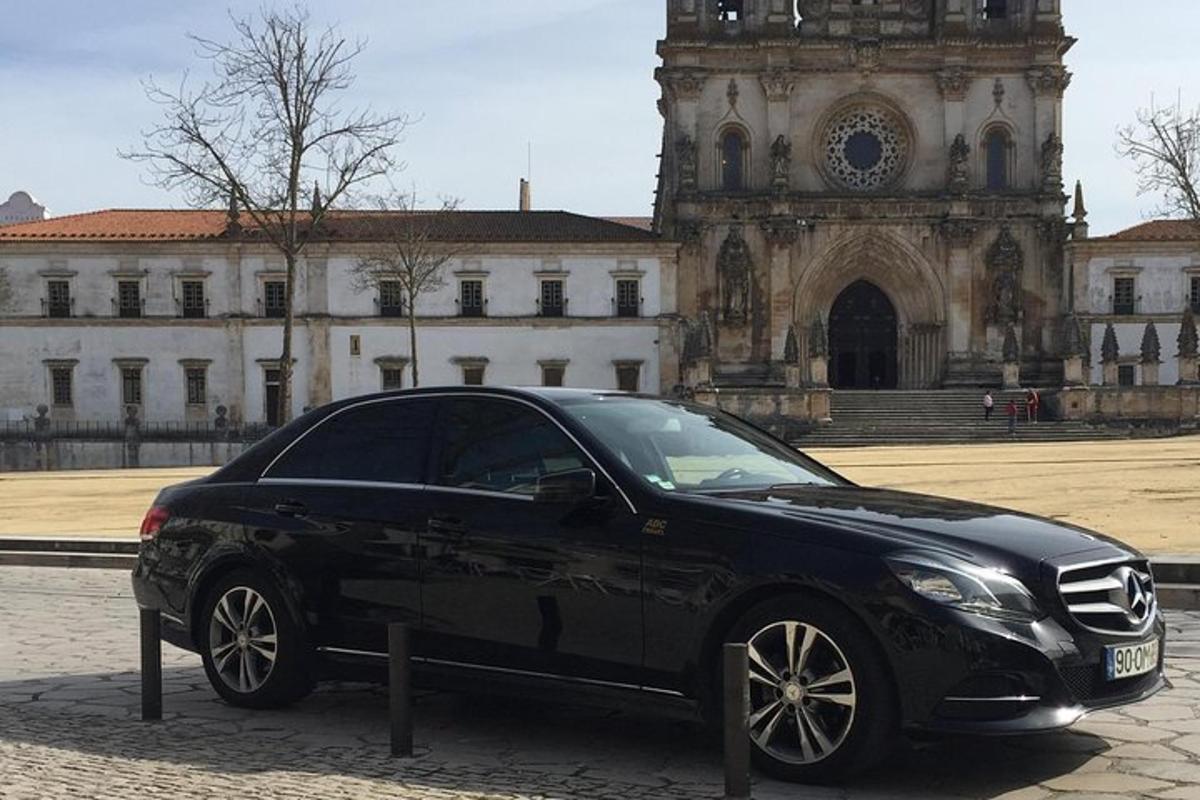 must auto pargitud hoone ette