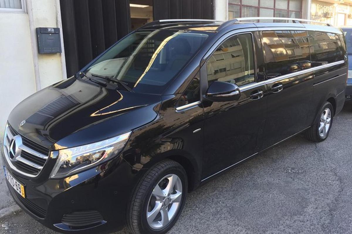 sebuah mobil van hitam diparkir di tempat parkir