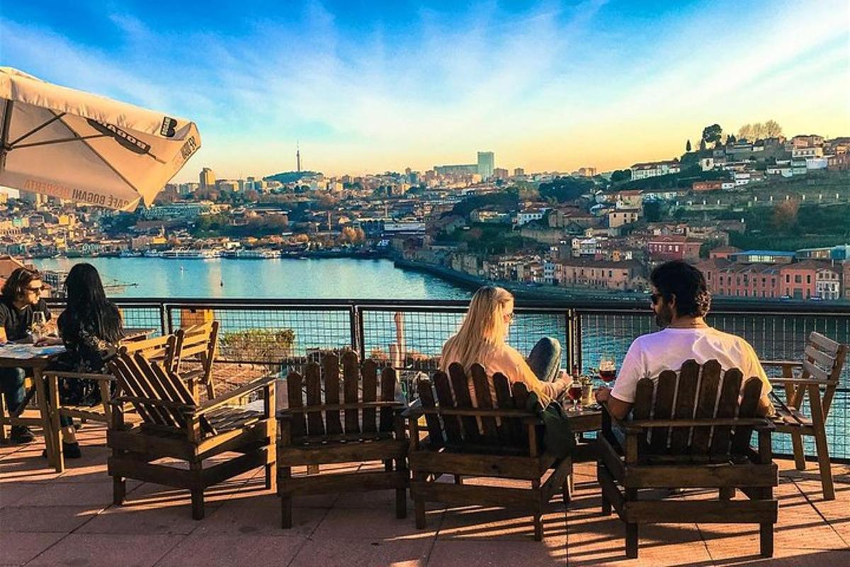 skupina ljudi, ki sedijo za mizo s pogledom na reko