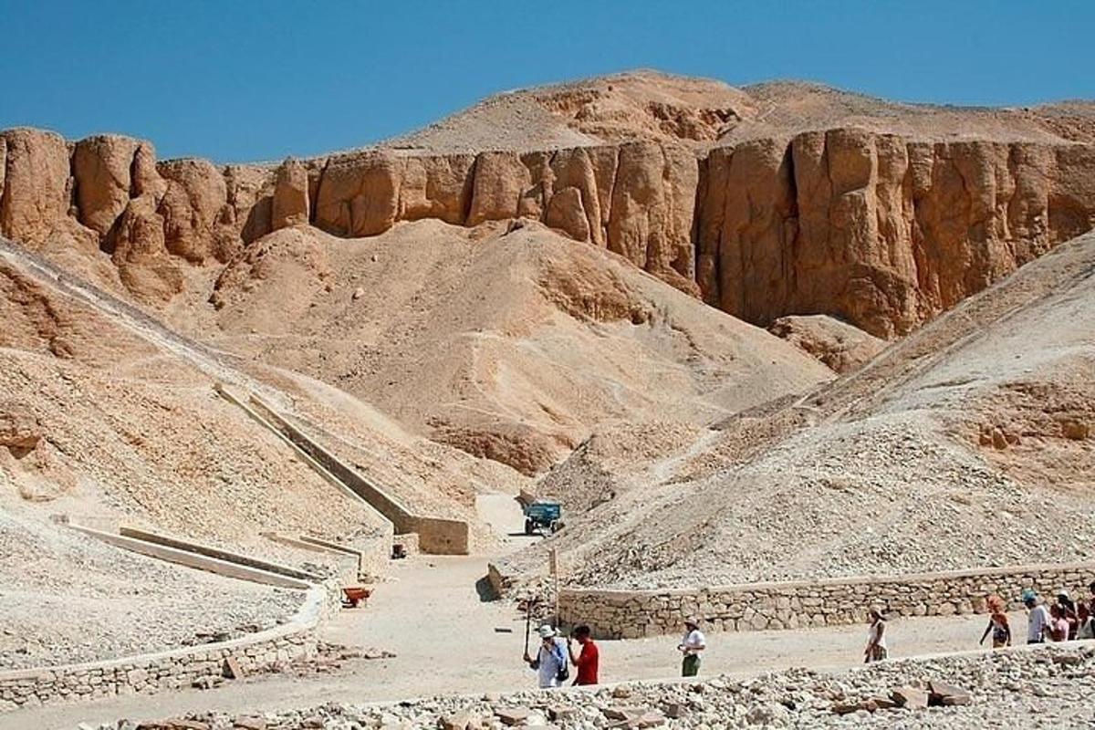 un gruppo di persone che camminano nel deserto