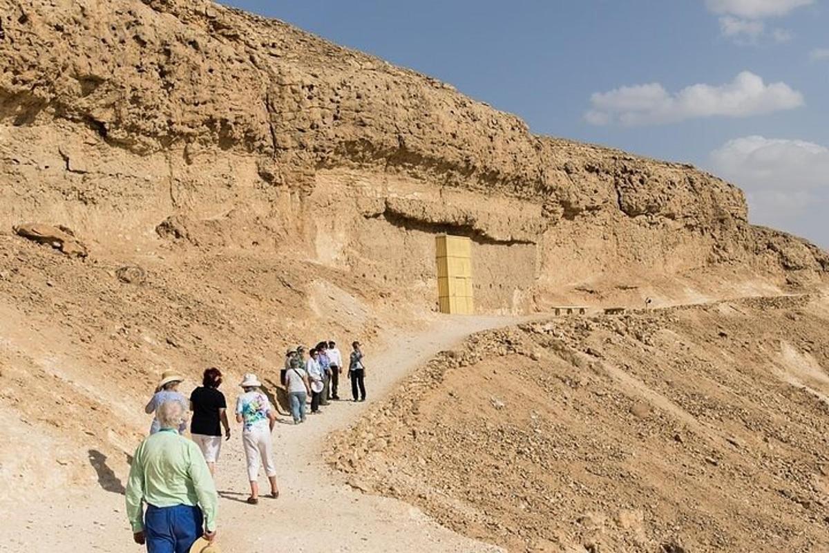 un gruppo di persone che camminano lungo una strada sterrata