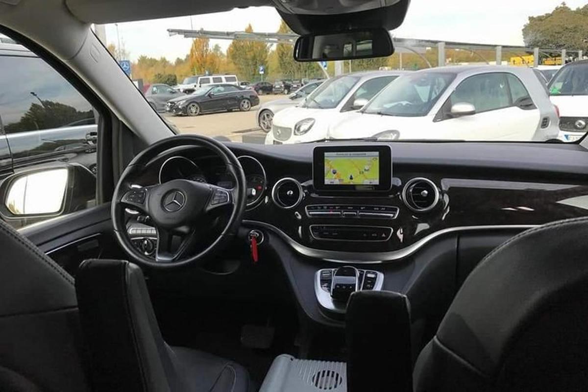 pemandangan bagian dalam mobil dengan dashboard