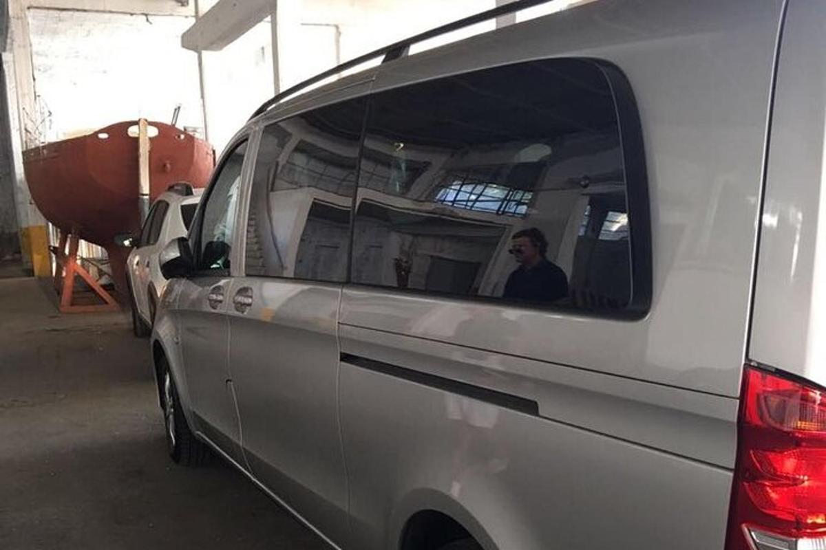 un hombre sentado en la parte trasera de una camioneta