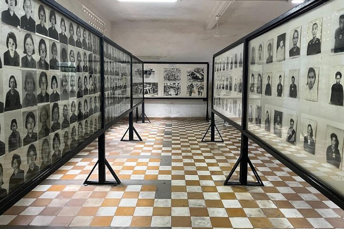 pokoj s černobílými fotografiemi na zdi