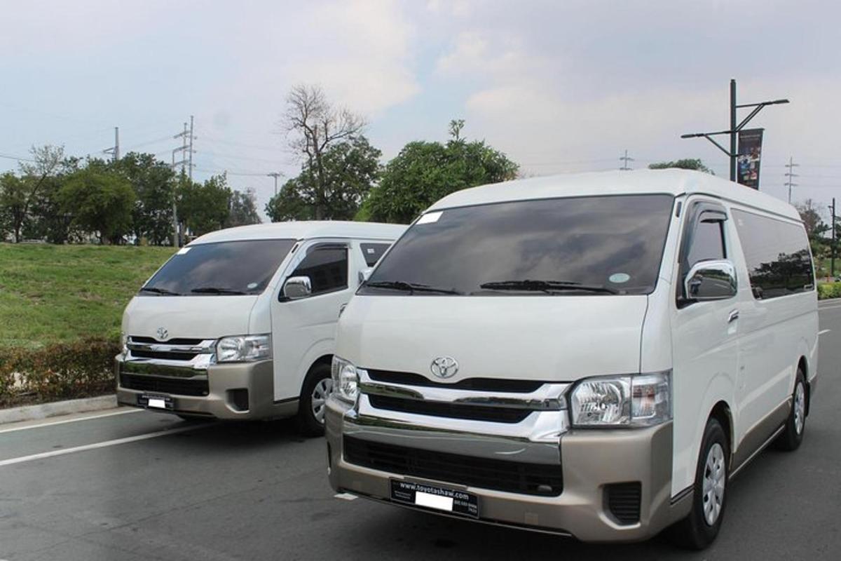 Dos furgonetas blancas estacionadas en un estacionamiento