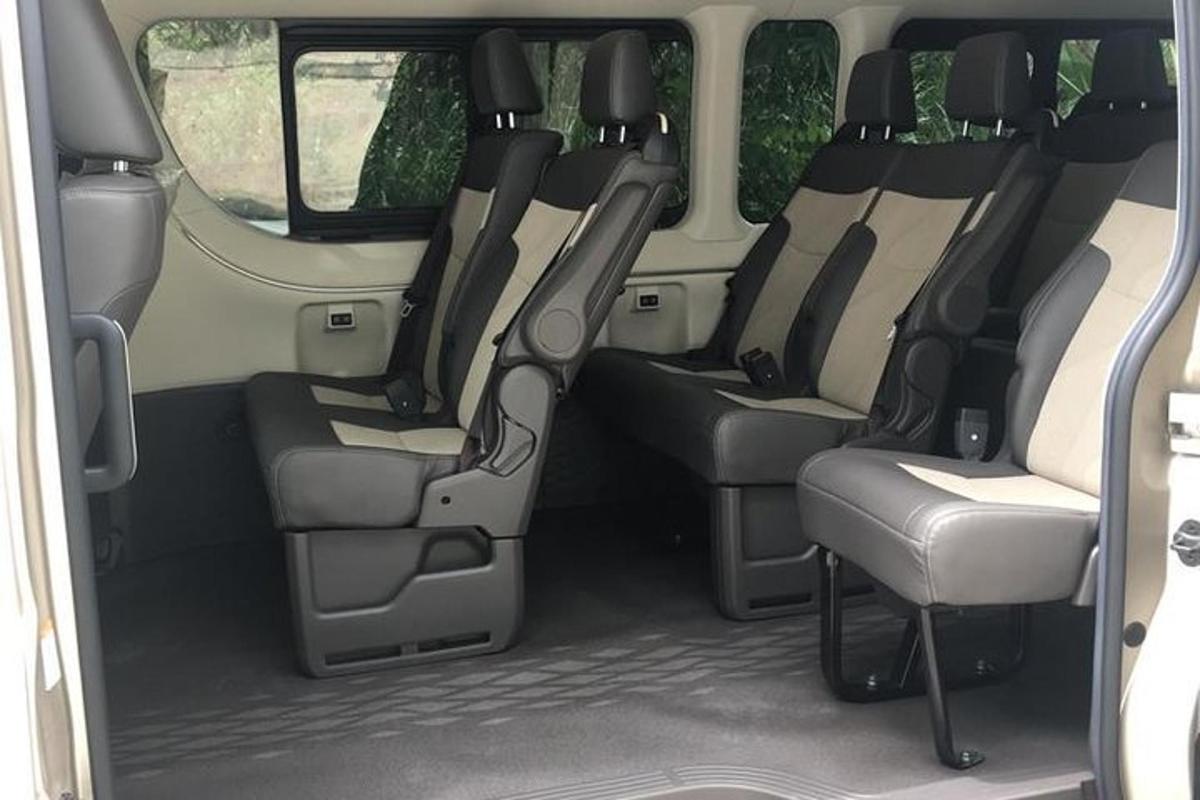 una vista interior de los asientos traseros de una camioneta