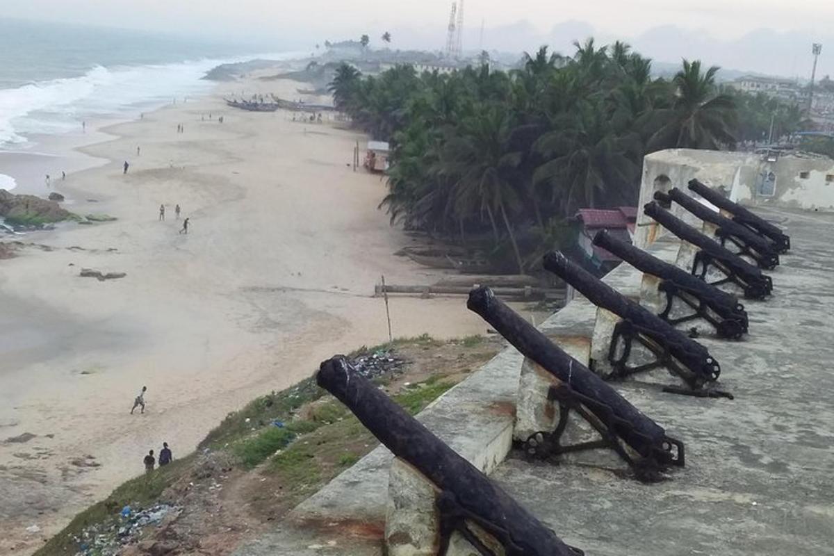 pemandangan pantai dengan sekumpulan paip hitam