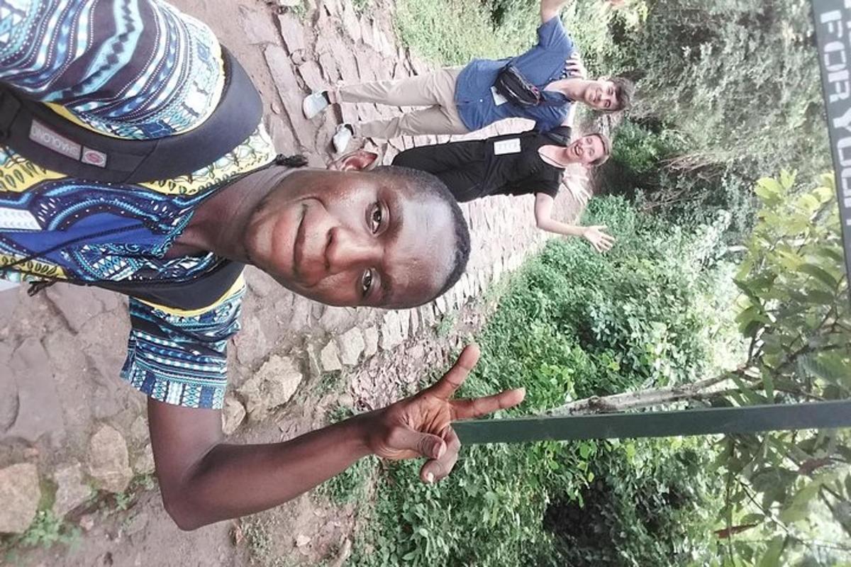 un gruppo di persone in piedi su una parete rocciosa