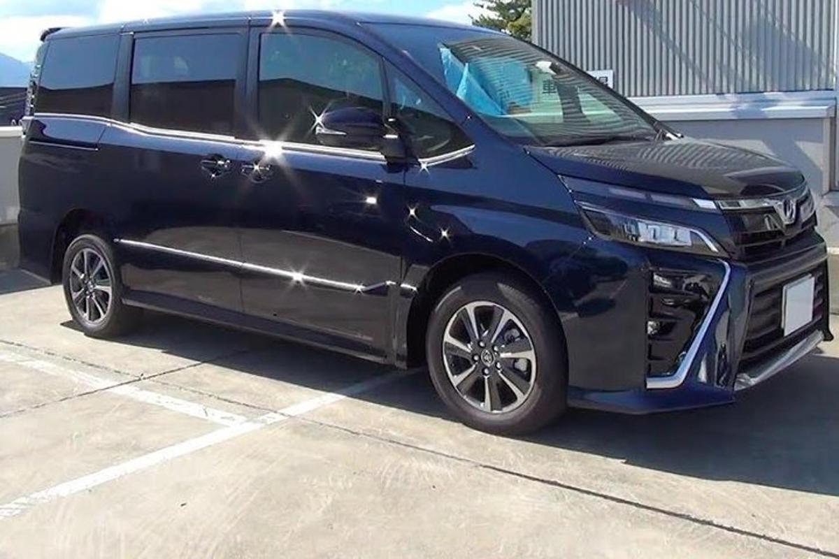 sebuah van biru diletakkan di tempat letak kereta