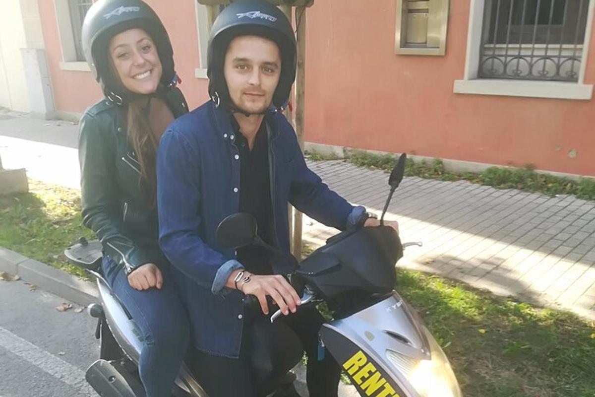 muž a žena sedící na motorce