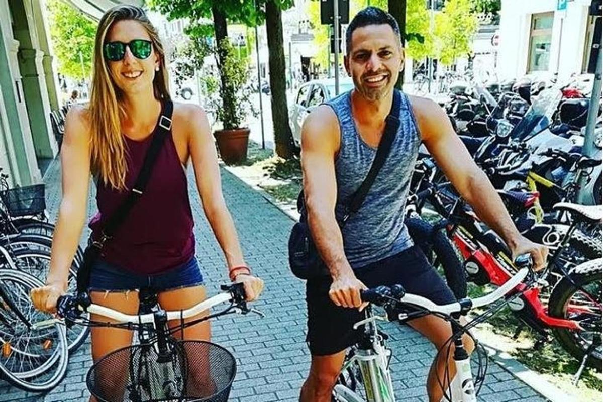 muž a žena jedoucí na kolech po ulici