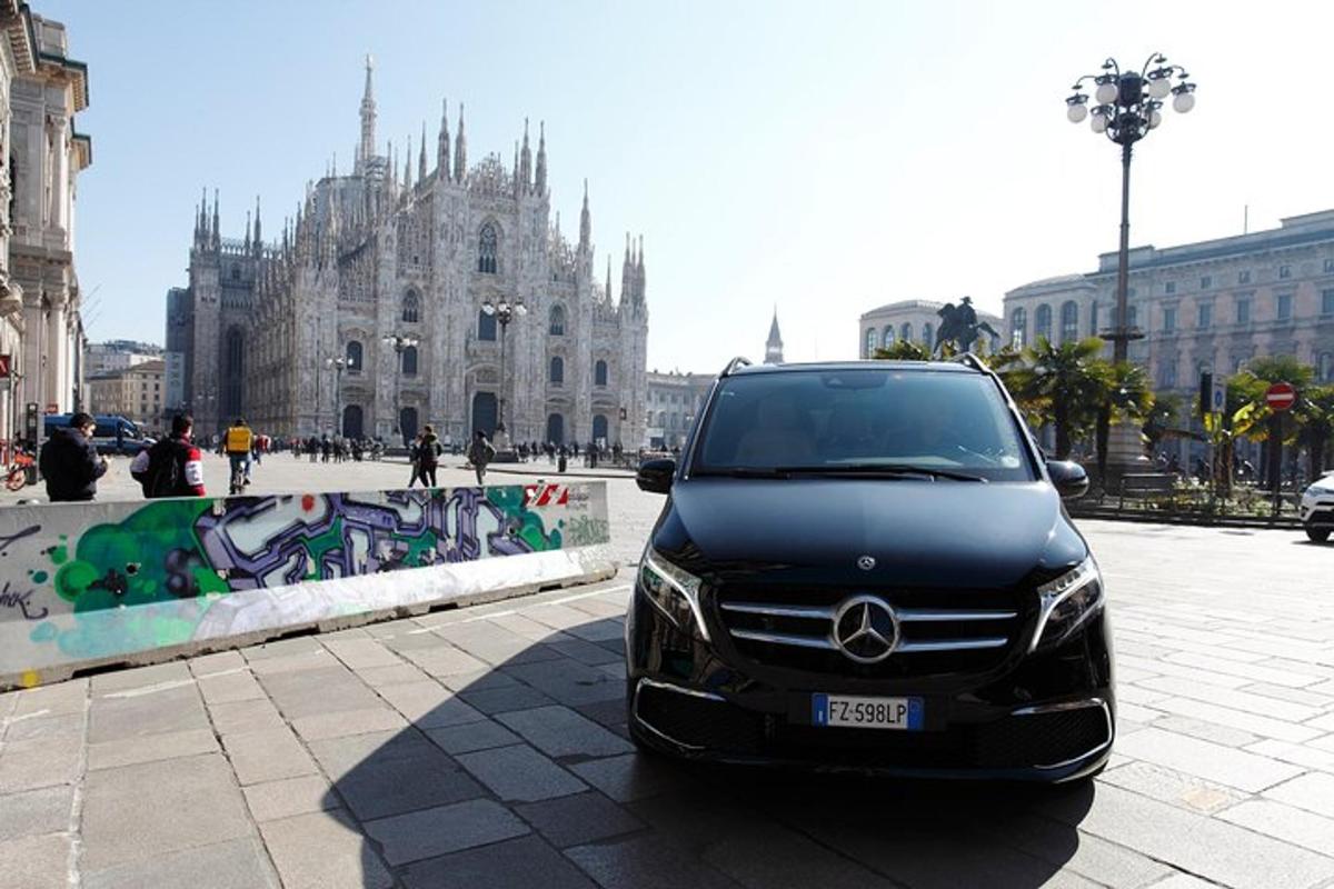 must auto pargitud hoone ette