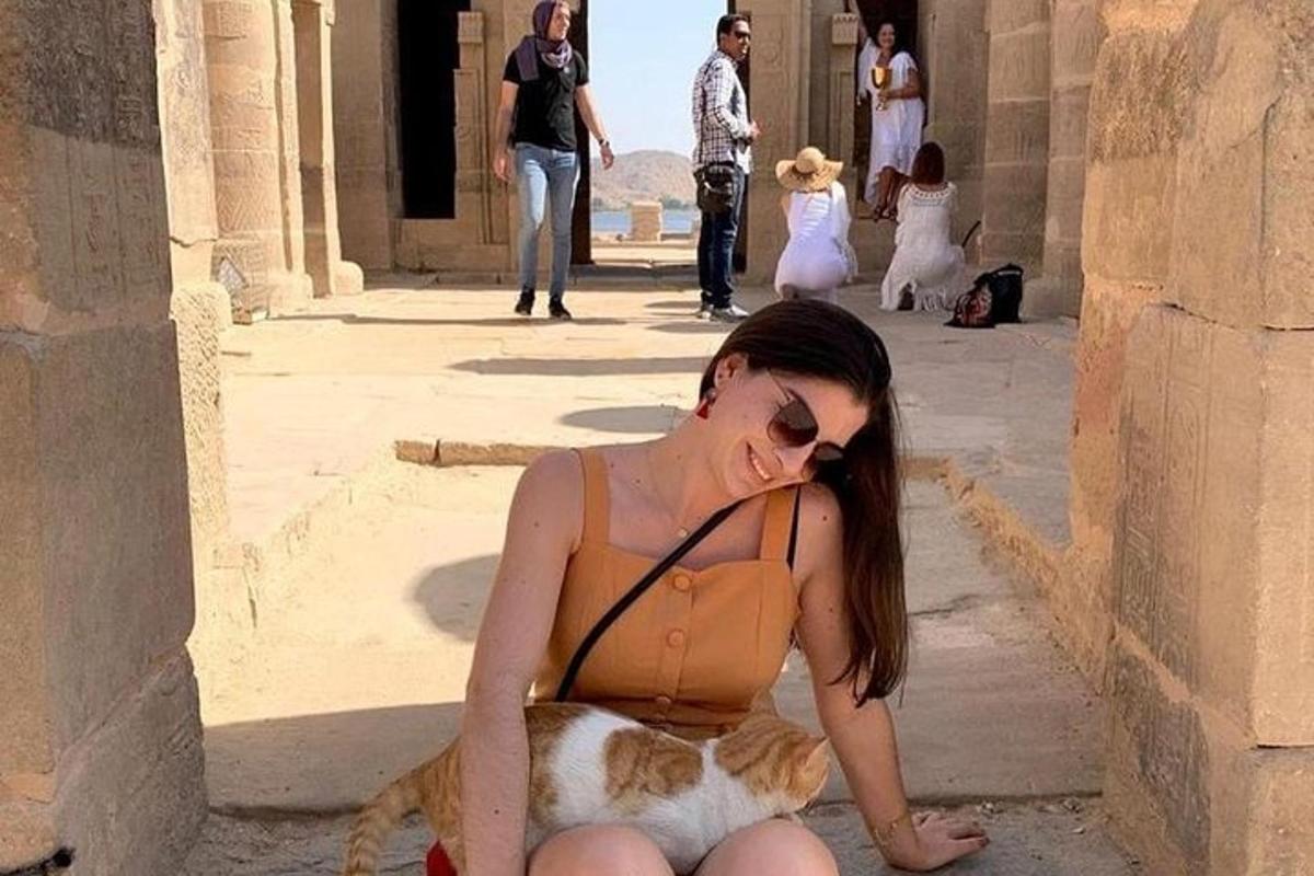žena sedící na zemi s kočkou