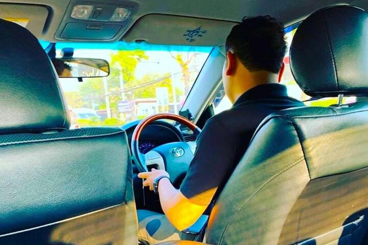 gösterge panelinde sörf tahtası olan bir araba kullanan adam