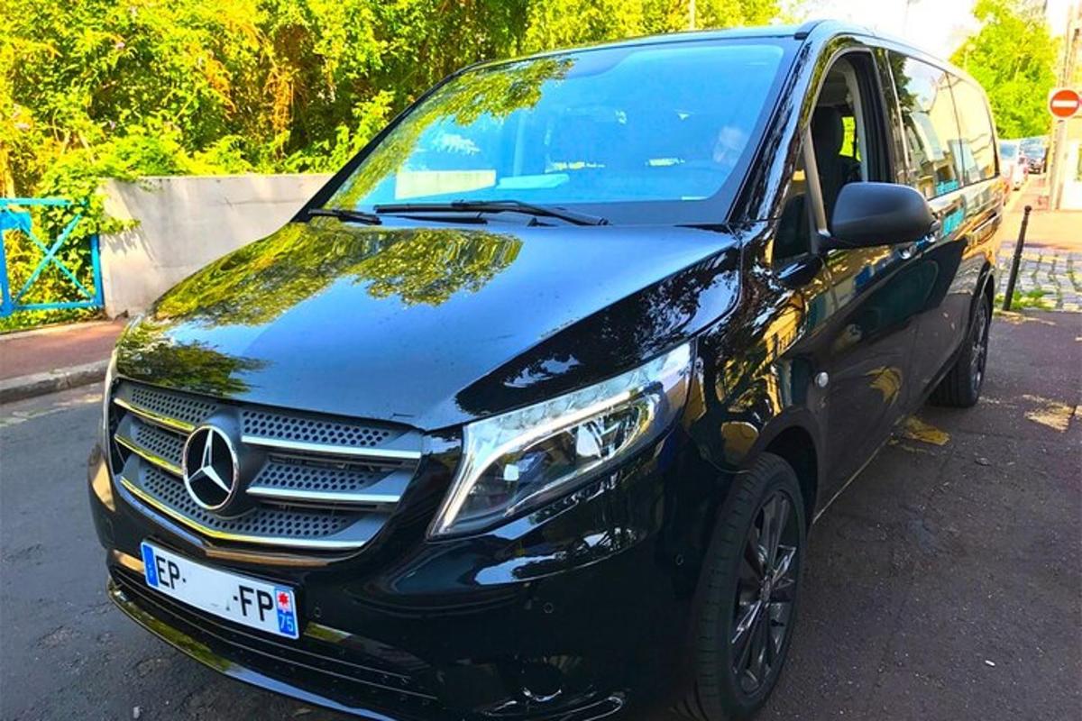 sebuah kereta hitam diletakkan di tempat letak kereta
