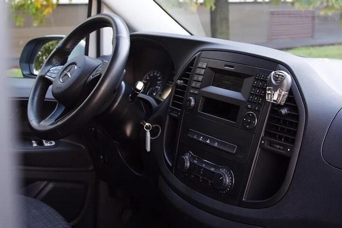 приборная панель автомобиля с рулевым колесом