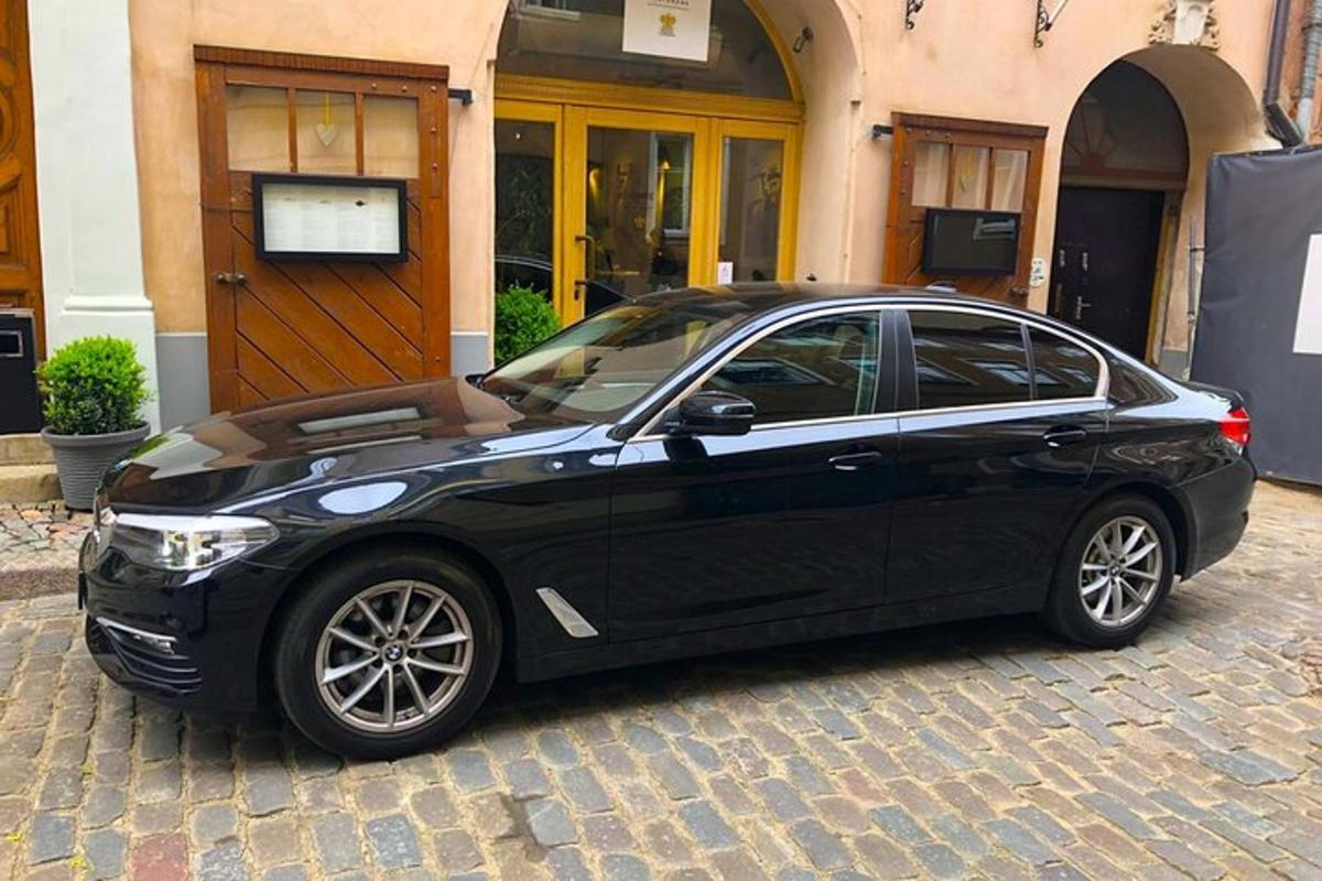 juodas automobilis, pastatytas priešais pastatą