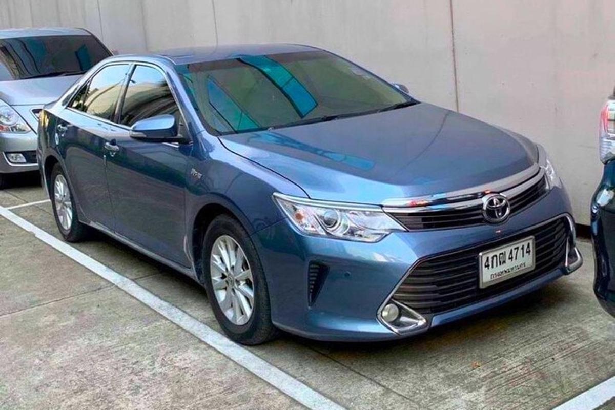um carro azul estacionado em um estacionamento