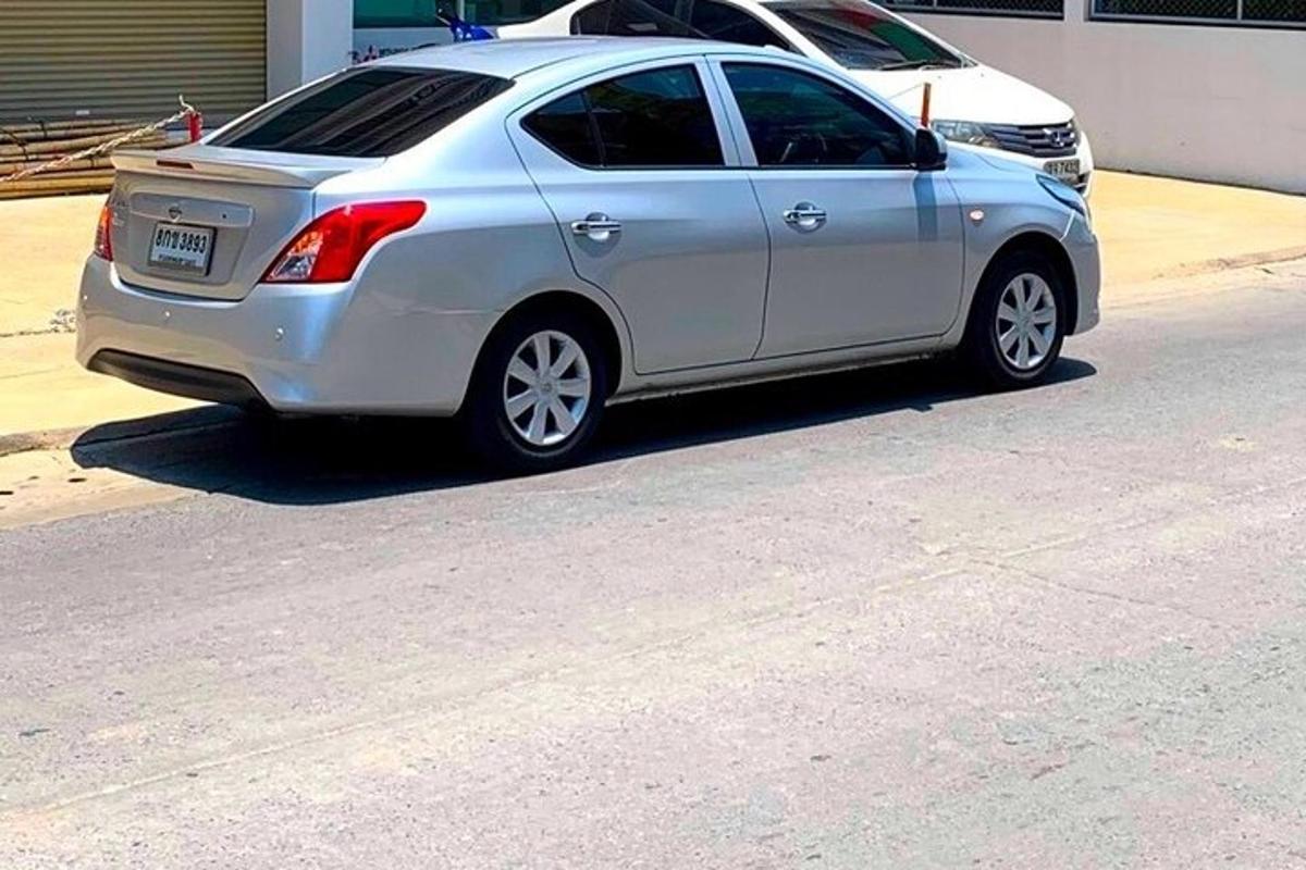 srebrni automobil parkiran uz rub ulice