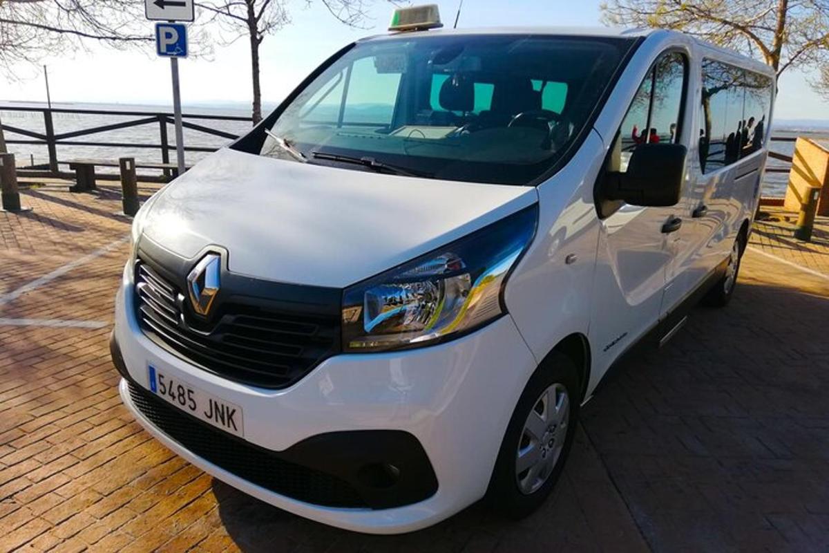 uma van branca estacionada ao lado de um píer