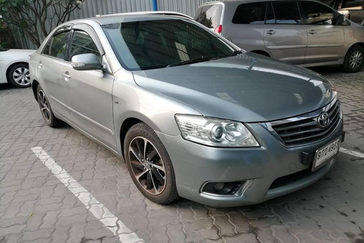 stříbrné auto zaparkované na parkovišti