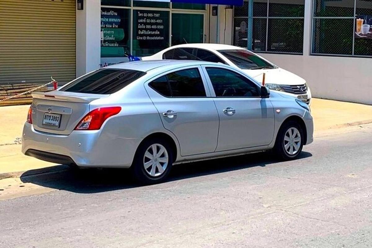 strieborné auto zaparkované na kraji ulice
