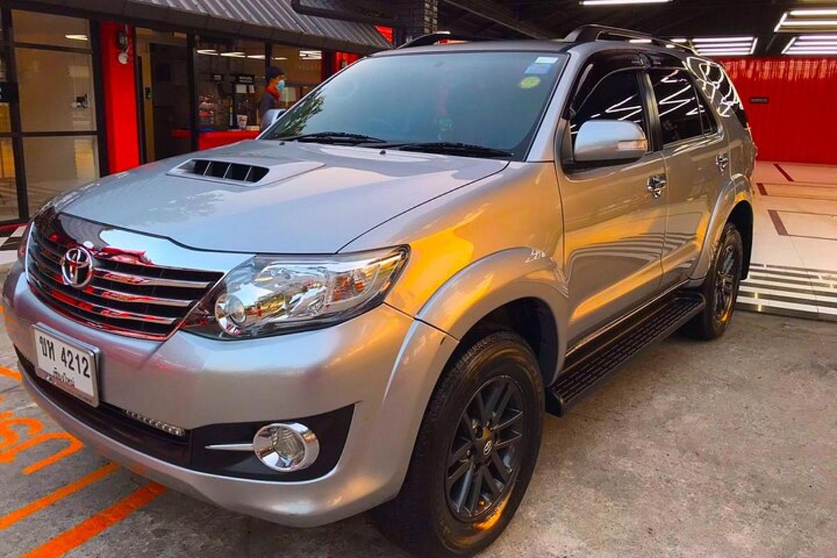 stříbrné SUV zaparkované na parkovišti