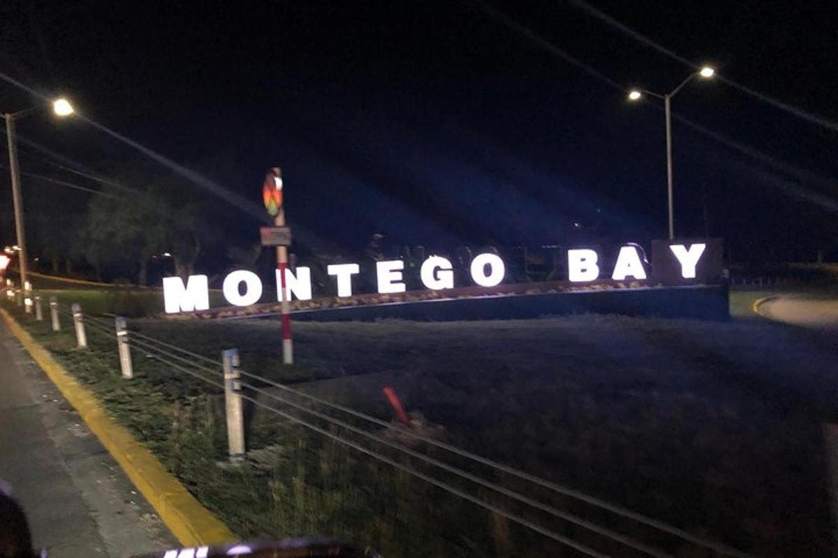 un rètol que diu badia de Montecoco a la nit