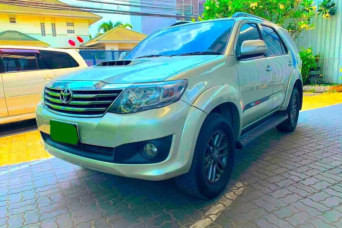 biele SUV zaparkované na tehlovej ulici