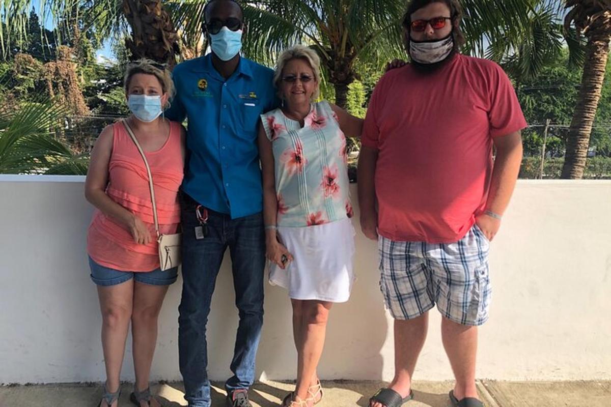 grupa ludzi w maskach stojąca przy ścianie