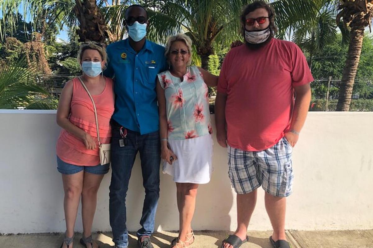 grupa ludzi w maskach stojąca przy ścianie