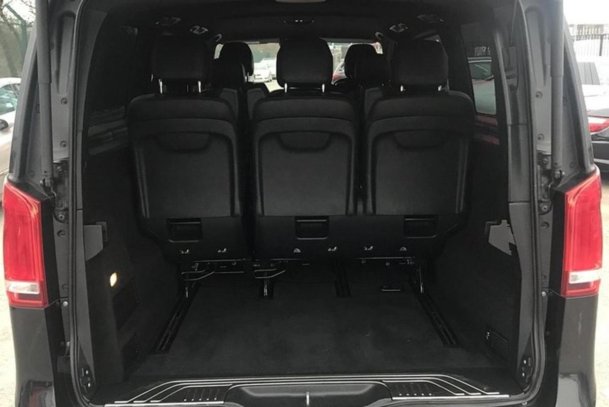 belakang kereta dengan bagasi terbuka
