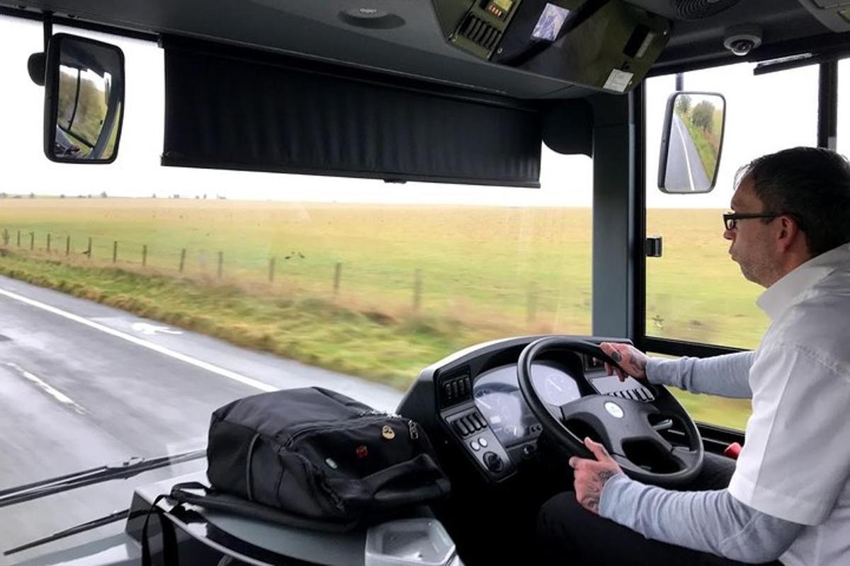 muž řídící autobus na silnici