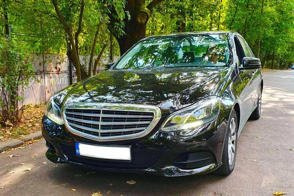 tee äärde pargitud must auto