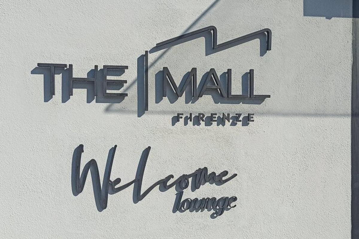 Skilti sem sýnir velkomin borðann frá Mail Firestone