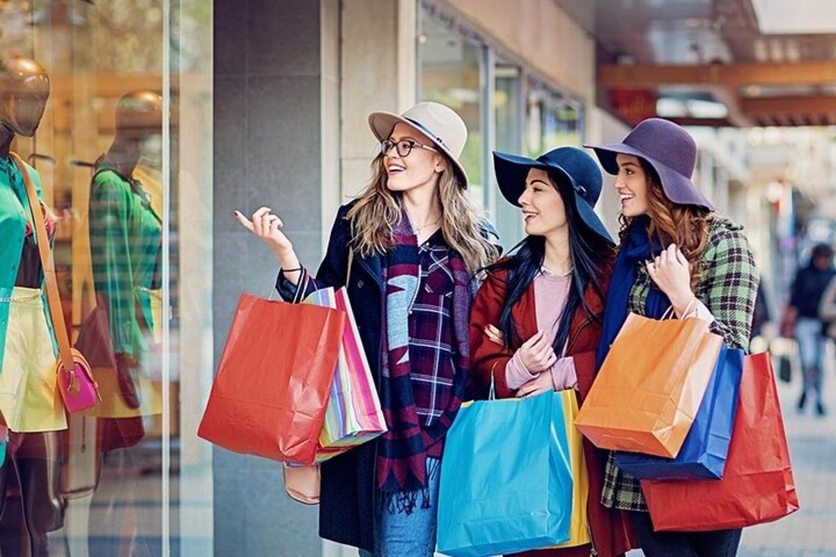 tres dones caminant pel carrer amb bosses de la compra
