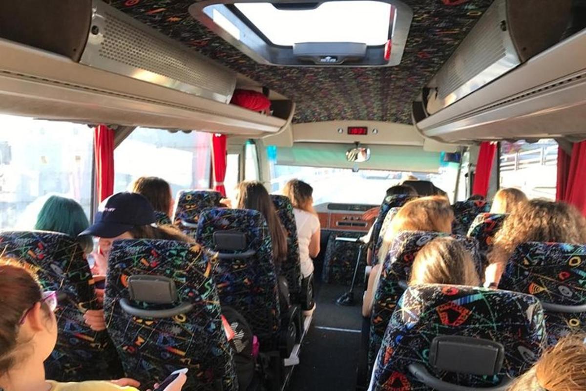 um grupo de pessoas sentadas em um ônibus
