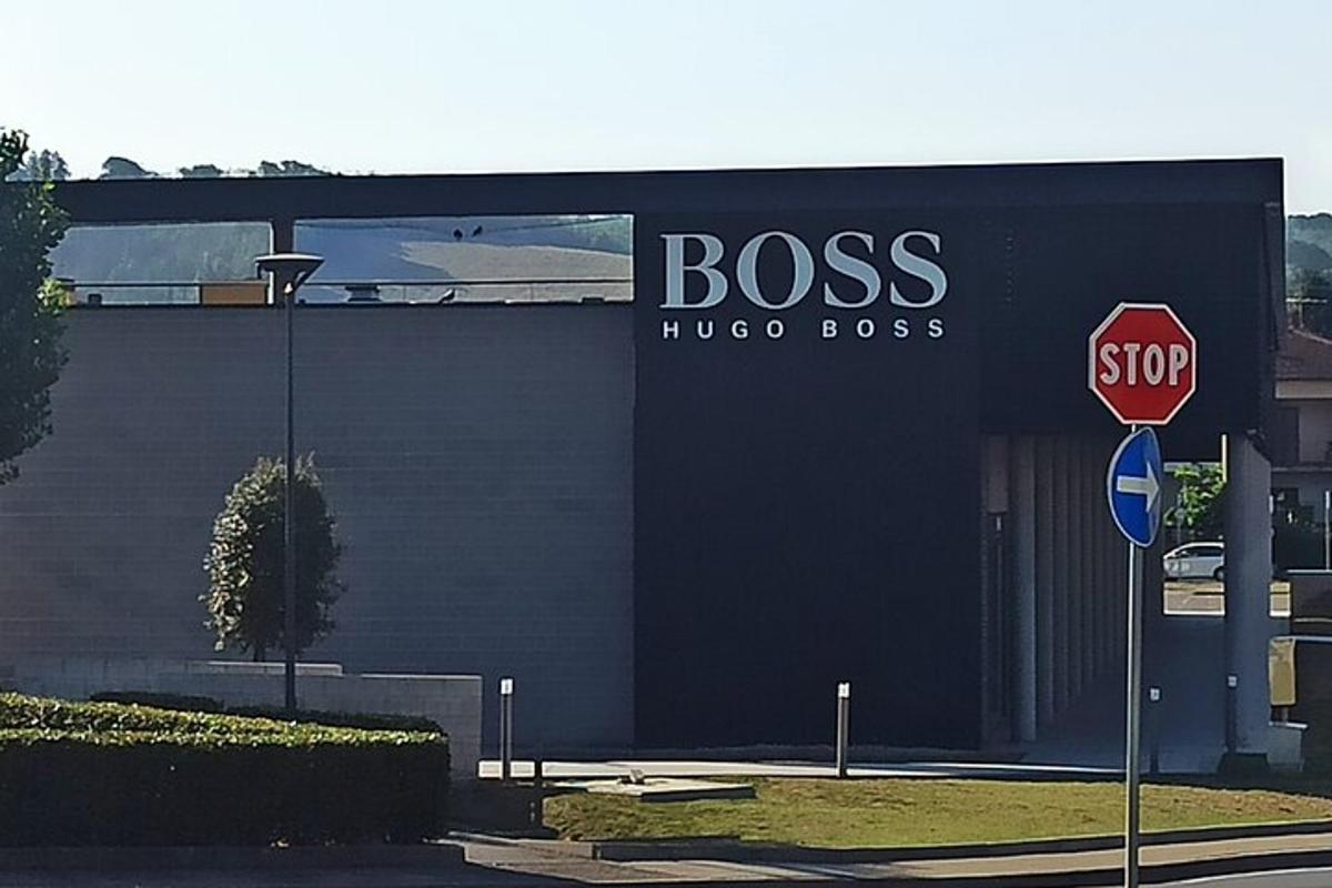 hoone, mille ees on stopp-märk