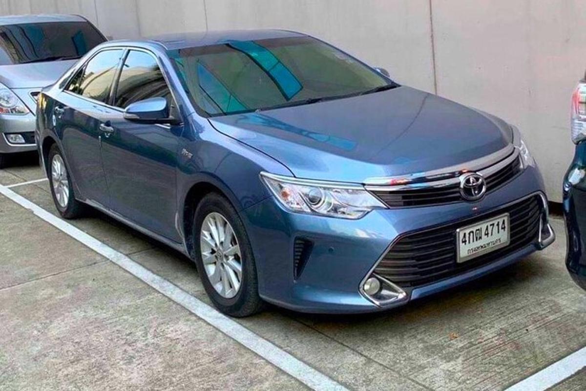 駐車場に駐車された青い車