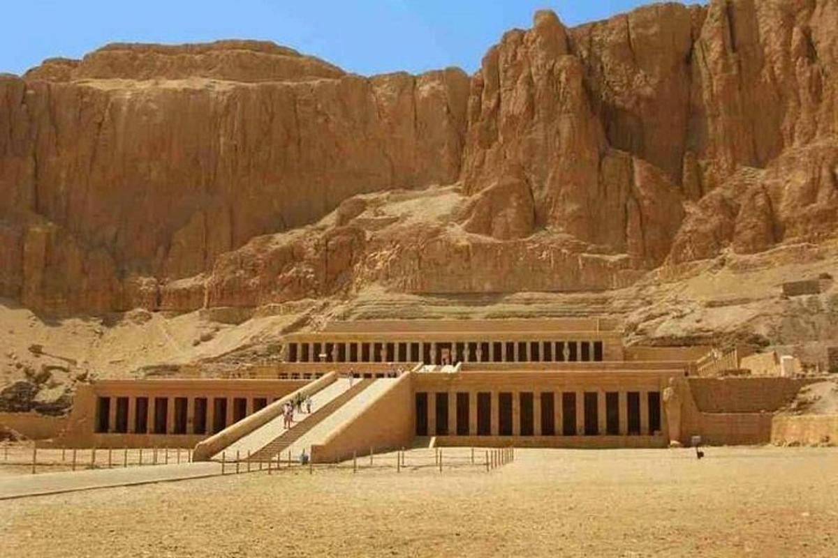 un edificio frente a una montaña rocosa
