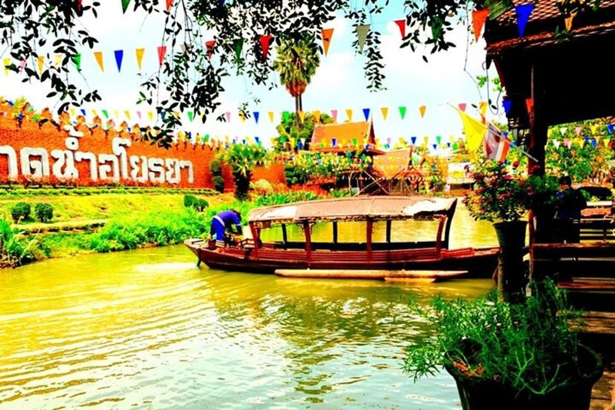 ein Boot, das mit Flaggen einen Fluss hinuntertreibt